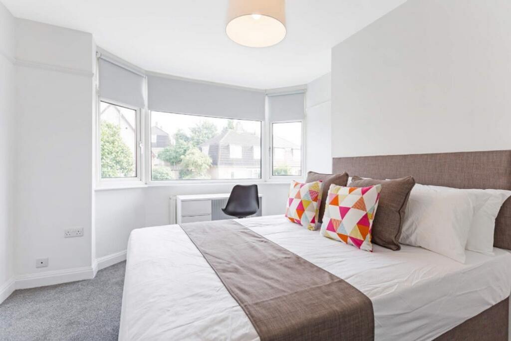 This inviting double bedroom features ample nat...