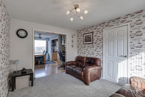 3 bedroom end of terrace house for sale, Staincliffe Close, Dewsbury