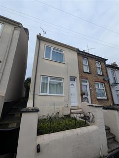 3 bedroom end of terrace house to rent, Gordon Road, Chatham