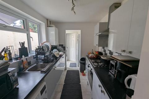 3 bedroom end of terrace house to rent, Gordon Road, Chatham