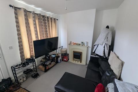 3 bedroom end of terrace house to rent, Gordon Road, Chatham