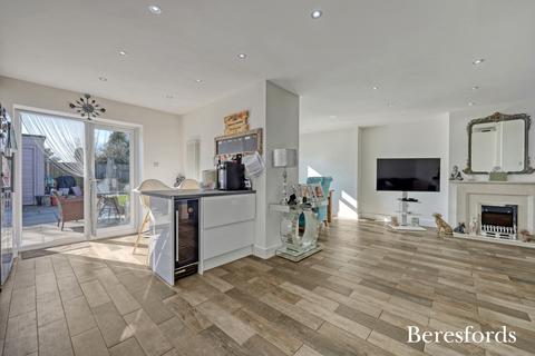 10 Bootham Road, Billericay, CM12 9NG