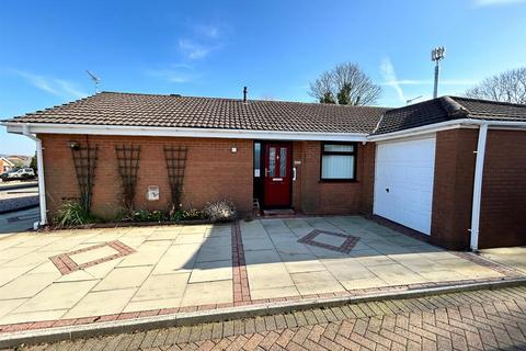 3 bedroom detached bungalow to rent, Ashington Drive, Bury