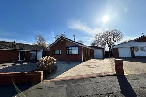 3 bedroom detached bungalow to rent, Ashington Drive, Bury