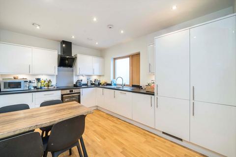 3 bedroom house to rent, Copley Close, London W7