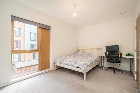 3 bedroom house to rent, Copley Close, London W7