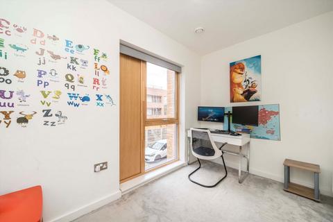 3 bedroom house to rent, Copley Close, London W7