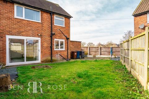 2 bedroom end of terrace house to rent, Queensway, Leyland