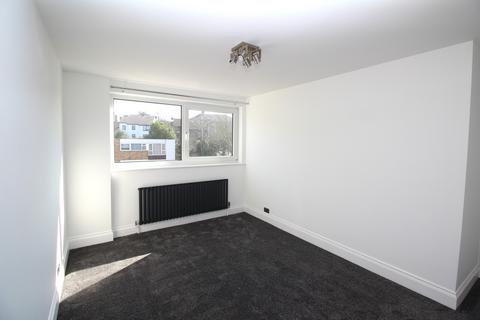 2 bedroom apartment to rent, Radford Court, CM12