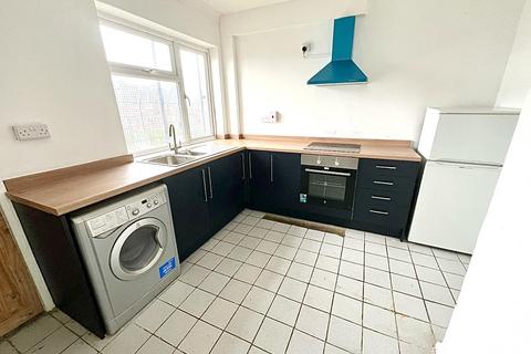 3 bedroom flat to rent, Sutcliffe Avenue, Grimsby, DN33