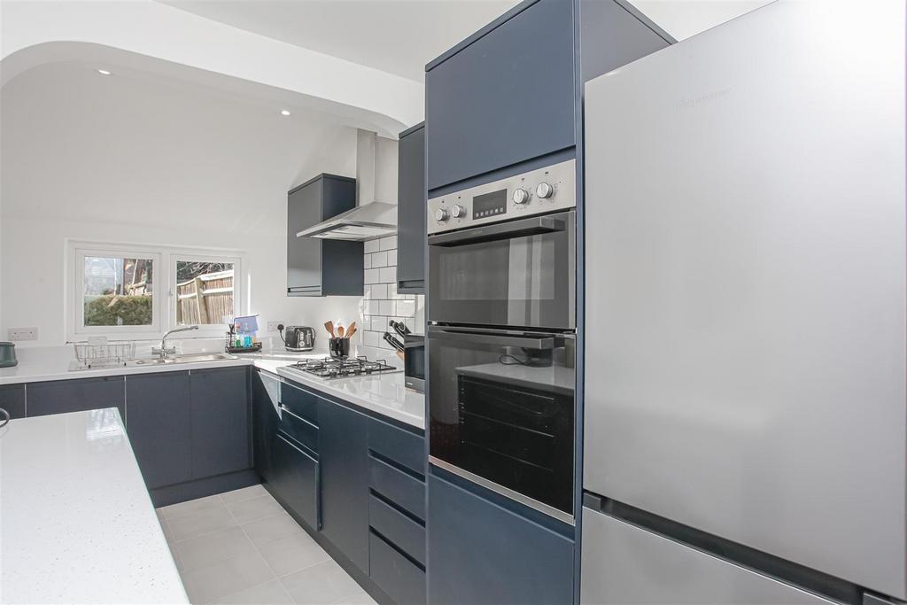 56 Harpes Road kitchen 4.jpg