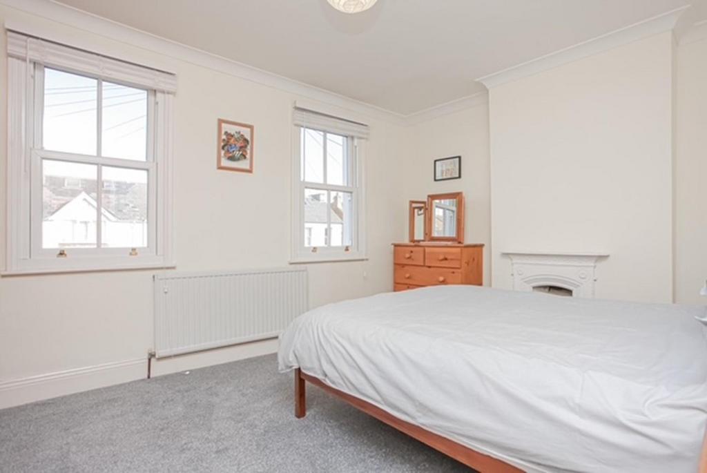 56 Harpes Road bedroom 3.jpg