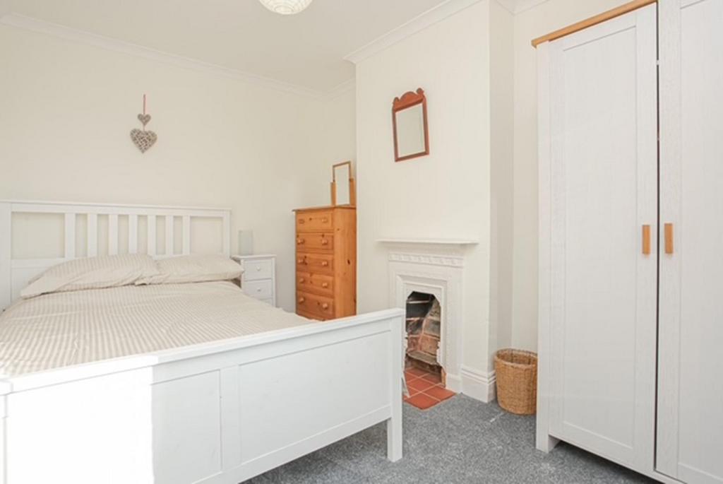 56 Harpes Road bedroom 4.jpg