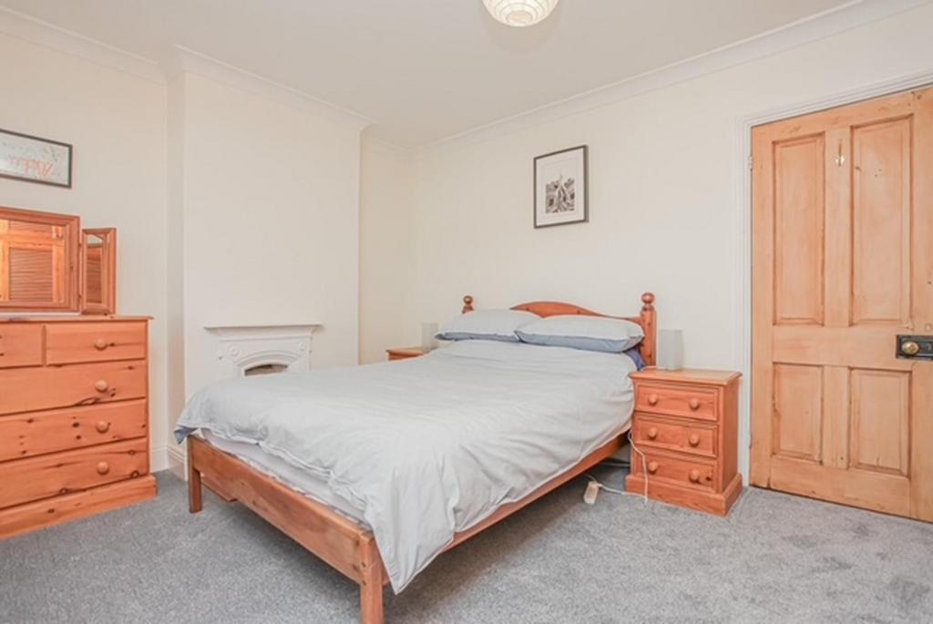 56 Harpes Road bedroom 2.jpg