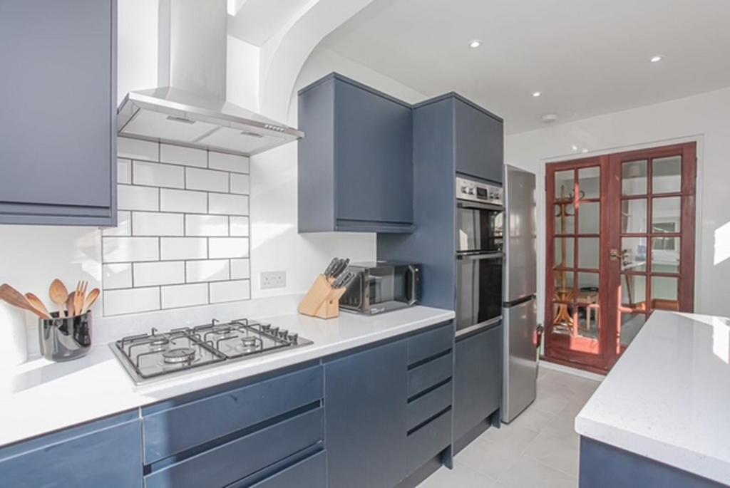 56 Harpes Road kitchen 2.jpg