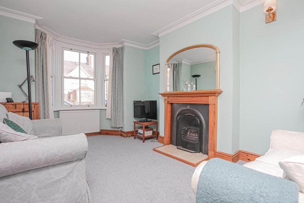 56 Harpes Road living room 3.jpg