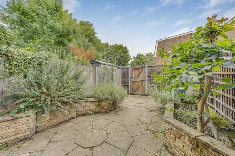 17 Blossom Close, London, W5 4YF