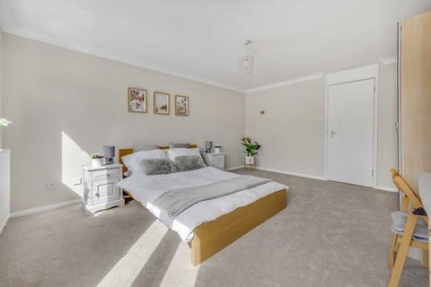 17 Blossom Close, London, W5 4YF
