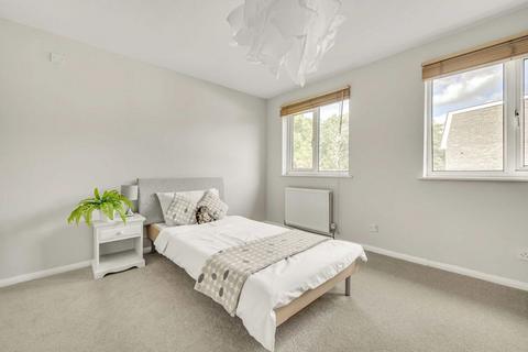 17 Blossom Close, London, W5 4YF