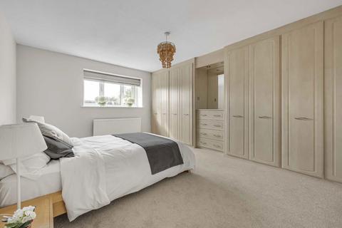 17 Blossom Close, London, W5 4YF