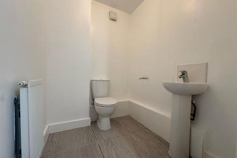 2 bedroom house to rent, City Road, Manchester