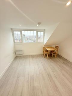 Studio to rent, Linthorpe Road, London, N16