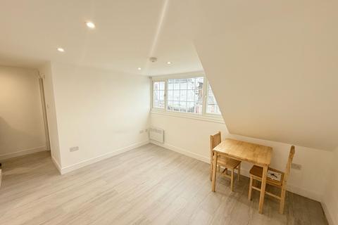 Studio to rent, Linthorpe Road, London, N16