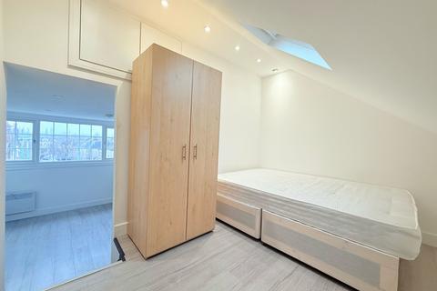 Studio to rent, Linthorpe Road, London, N16