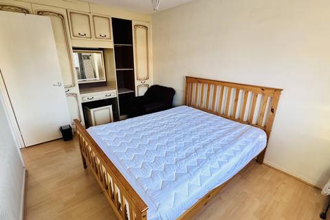 3 bedroom end of terrace house to rent, Lancaster Road, Northolt UB5