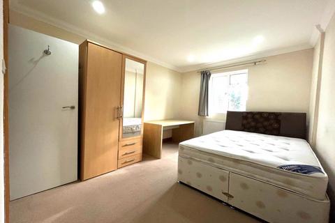 1 bedroom in a house share to rent, First floor Back room 118 Robinson Road, London