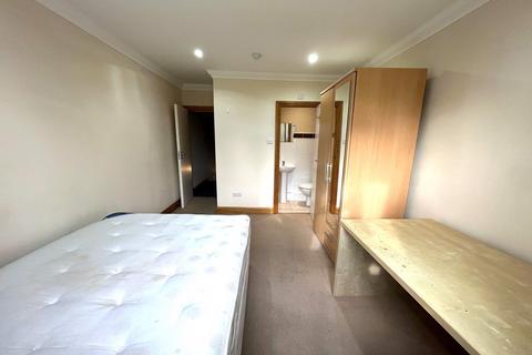 1 bedroom in a house share to rent, First floor Back room 118 Robinson Road, London