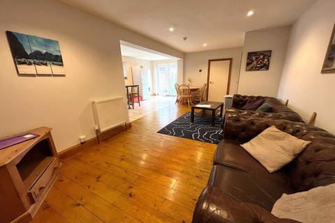 1 bedroom in a house share to rent, First floor Back room 118 Robinson Road, London