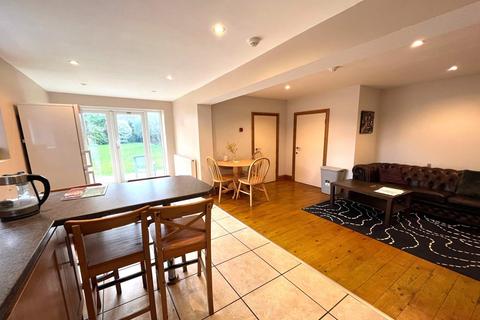 1 bedroom in a house share to rent, First floor Back room 118 Robinson Road, London