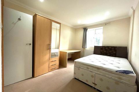 1 bedroom in a house share to rent, First floor Back room, Robinson Road, London