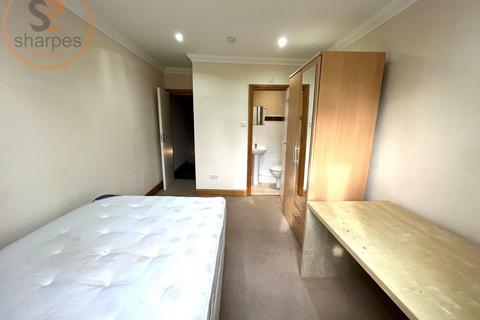 1 bedroom in a house share to rent, First floor Back room, Robinson Road, London