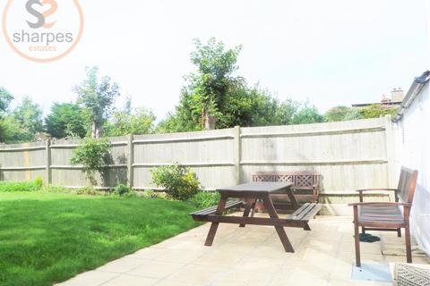 1 bedroom in a house share to rent, First floor Back room, Robinson Road, London