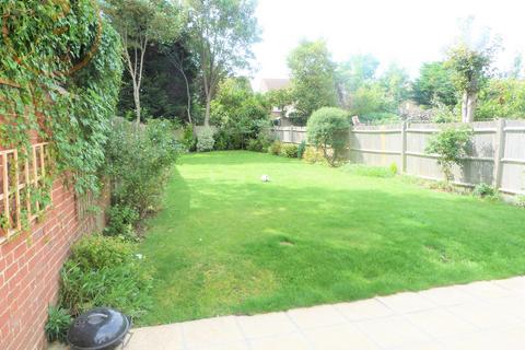 1 bedroom in a house share to rent, First floor Back room, Robinson Road, London