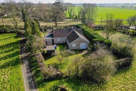 4 bedroom detached bungalow for sale, North Common, Hepworth