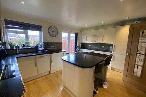 5 bedroom semi-detached house to rent, Coleridge Way, Crewe