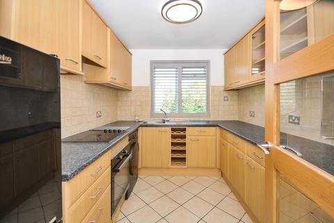 2 bedroom flat to rent, Kemnal Road Chislehurst BR7