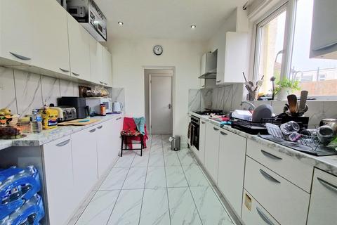 4 bedroom semi-detached house to rent, Clarendon Gardens, Wembley