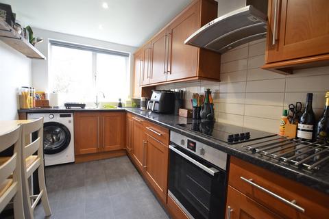 2 bedroom apartment for sale, Parkmore Close, Woodford Green, IG8