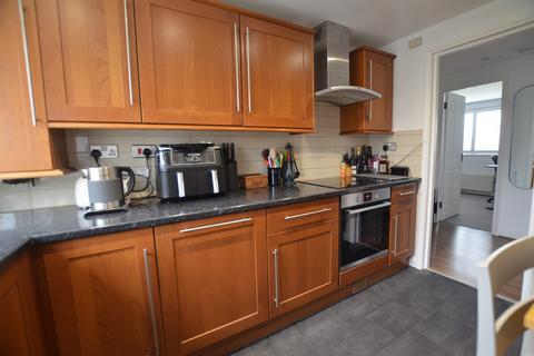 2 bedroom apartment for sale, Parkmore Close, Woodford Green, IG8