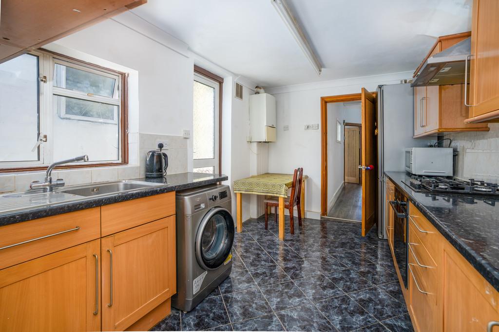 01 TO LET 3 Bedroom House Rothsay Road  E7 Garden