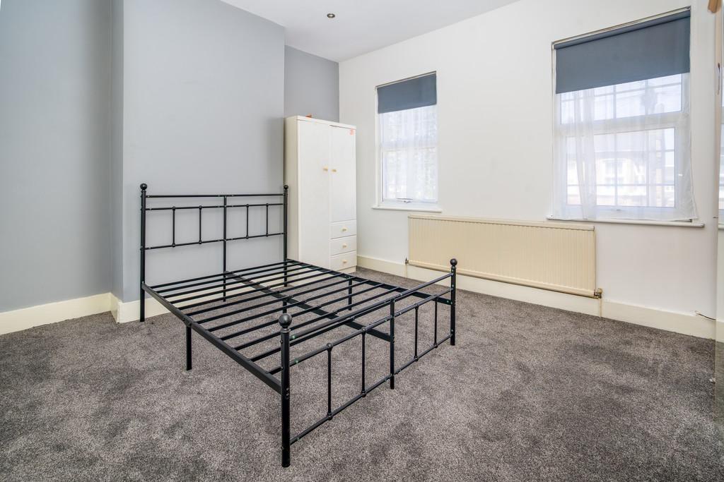 07 For Sale 3 Bedroom House Rothsay Road  E7 Garde