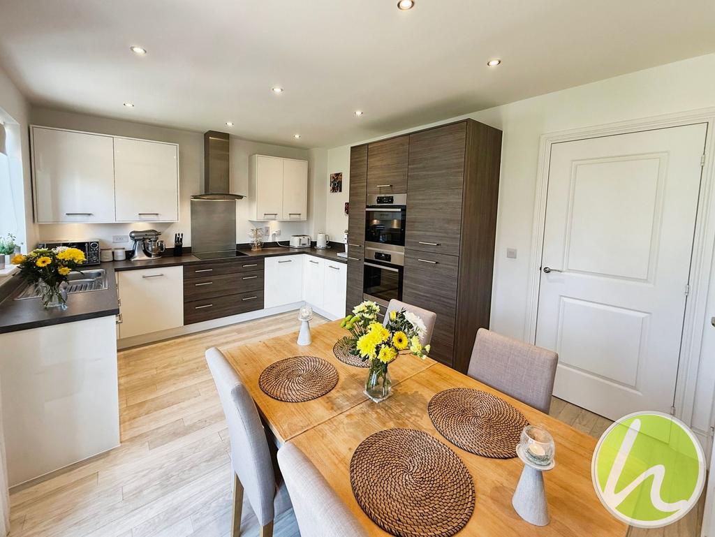 Kitchen/ Dining Room