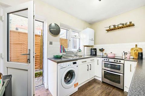 2 bedroom flat for sale, Earlsfield Road, London SW18