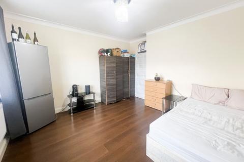 3 bedroom terraced house for sale, Arundel Close, London, E15