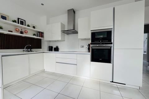 2 bedroom apartment to rent, Waters Way, Worsley