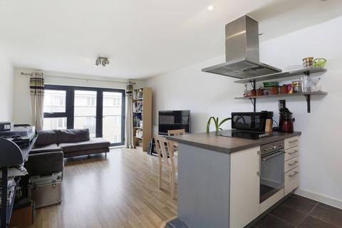 2 bedroom flat to rent, 18 Mostyn Grove, London E3